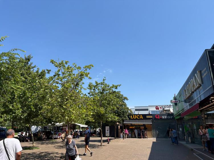 Vanzare Spatiu Comercial langa metrou -inchiriat-chirias 20 ani-130mp