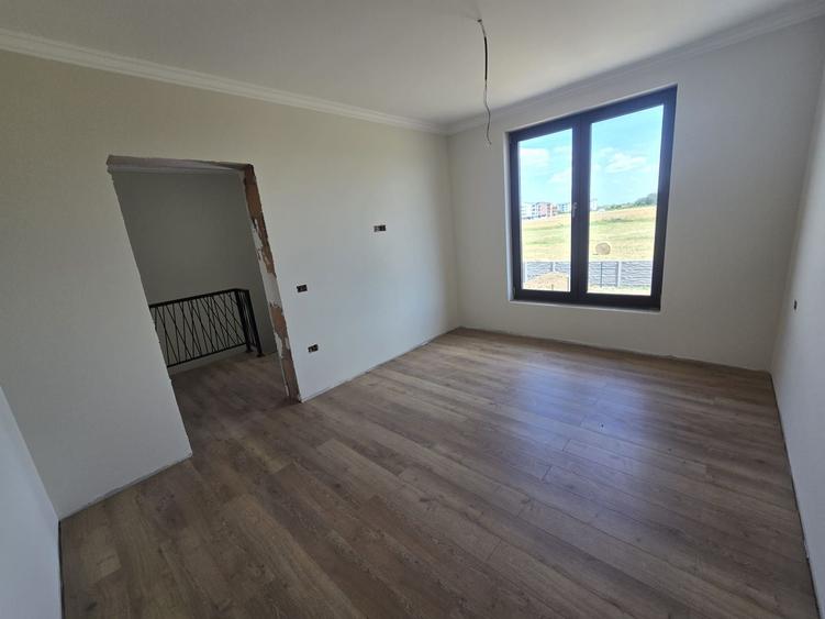 Duplex superb. Suprafata generoasa. 3 Dormitoare. Bucatarie inchisa.
