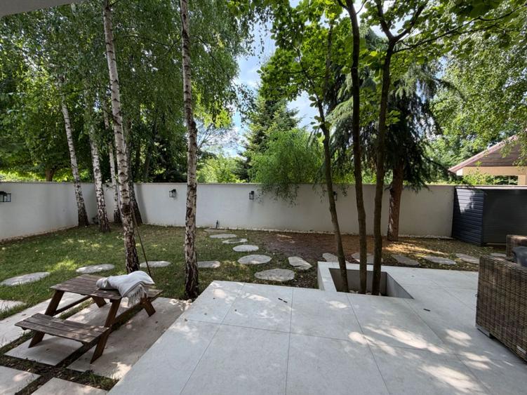 Vila duplex renovata, finisaje premium