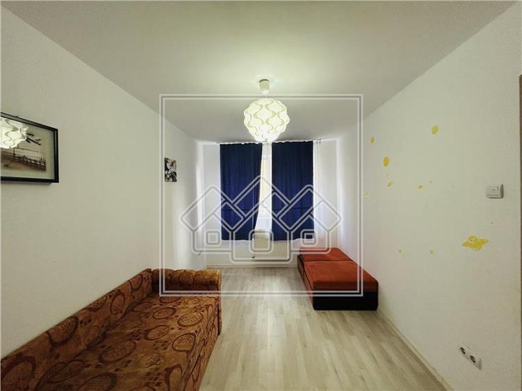 Apartament la cheie, 3 camere, balcon, zona Rahova
