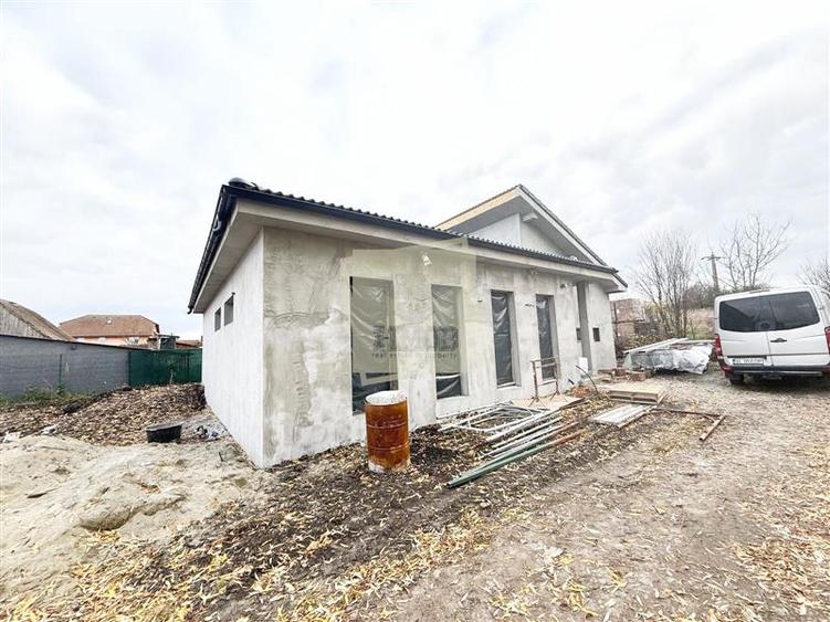 Casa individuala cu 4 camere 3 bai si 390 mp teren in Sura Mica