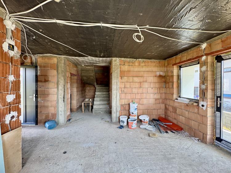 Vila noua de vanzare la intrare in Corunca