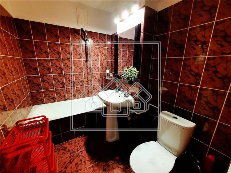 Apartament cu 3 camere, 2 bai, balcon, zona Strand