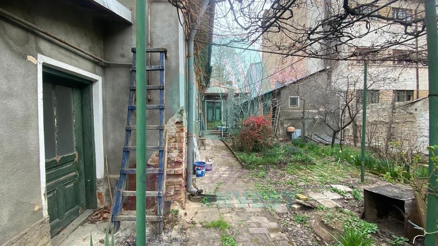 Casă cu teren generos lângă Bulevardul Banu Manta