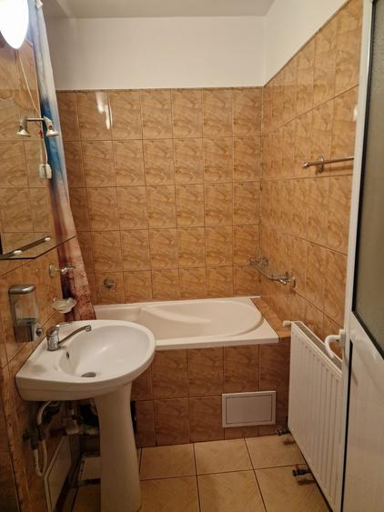 Vest se vinde apartament decomandat doua camere pret 81000 euro negociabil.