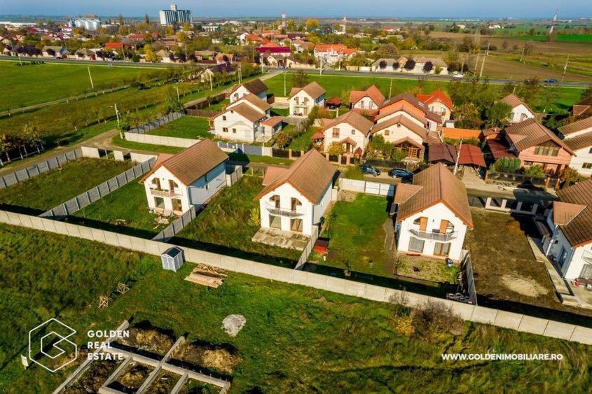 Vila Pecica, 3 dormitoare, 3 băi, teren 450 mp