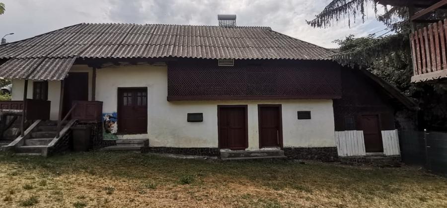 Vand casa la curte cu 2 cladiri anexe si teren