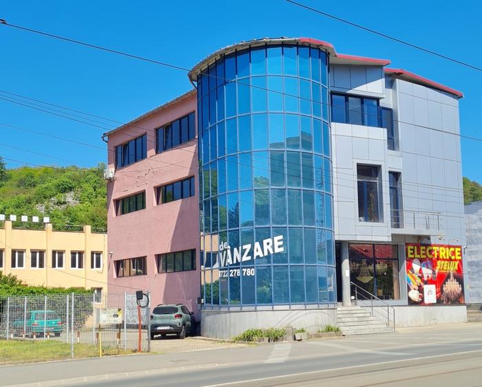 Proprietar vand in Resita cladire spatiu comercial