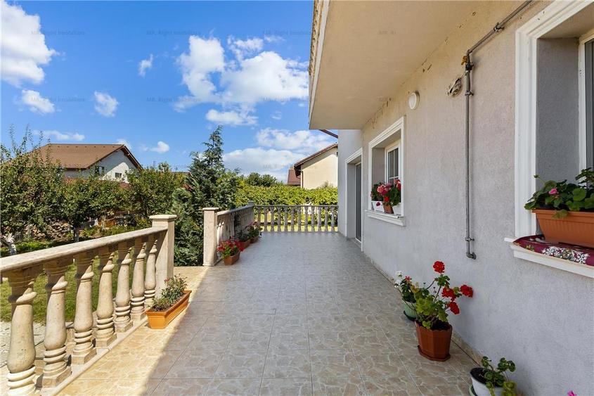 Vila / Casa superba cu 5 camere zona | 1032 mp teren |  Sanpetru Brasov