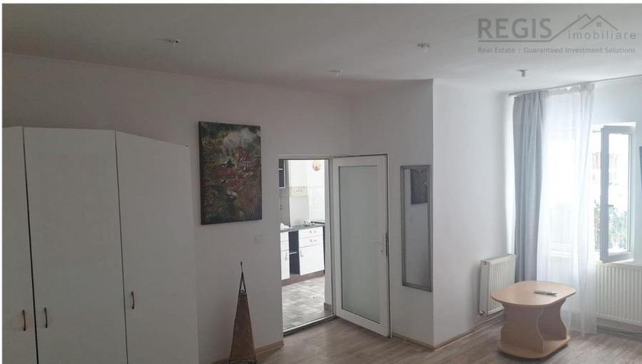 Garsoniera spatioasa si moderna cu pod la casa Strada Lunga