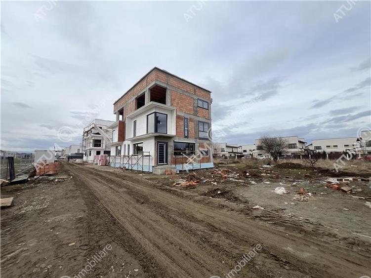 Casa intabulata cu 4 camere 3 bai si teren de 214 mp zona Triajului