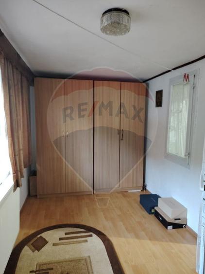 Case cu 7 camere de vânzare în comuna Panaci, sat Drăgoiasa.