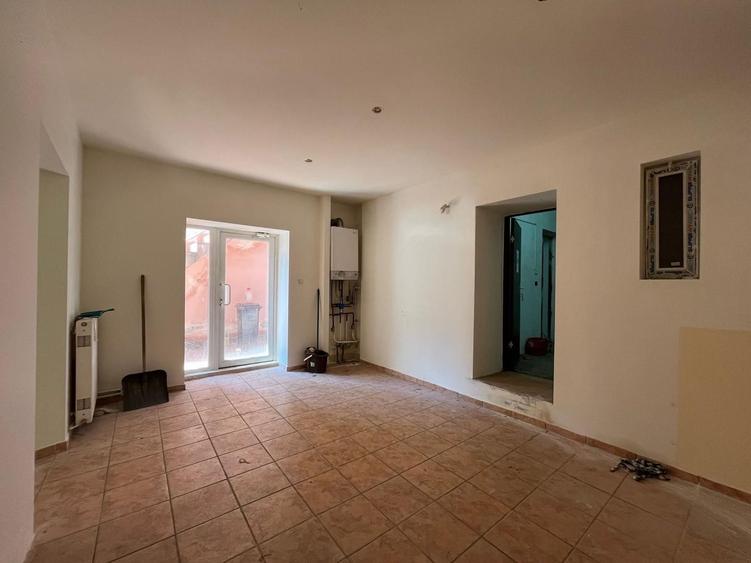 Spatiu Comercial | 4 Locuri de parcare.