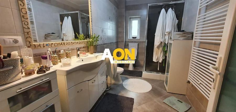 Casa 10 camere, 1000 mp teren, la asfalt, Barabant