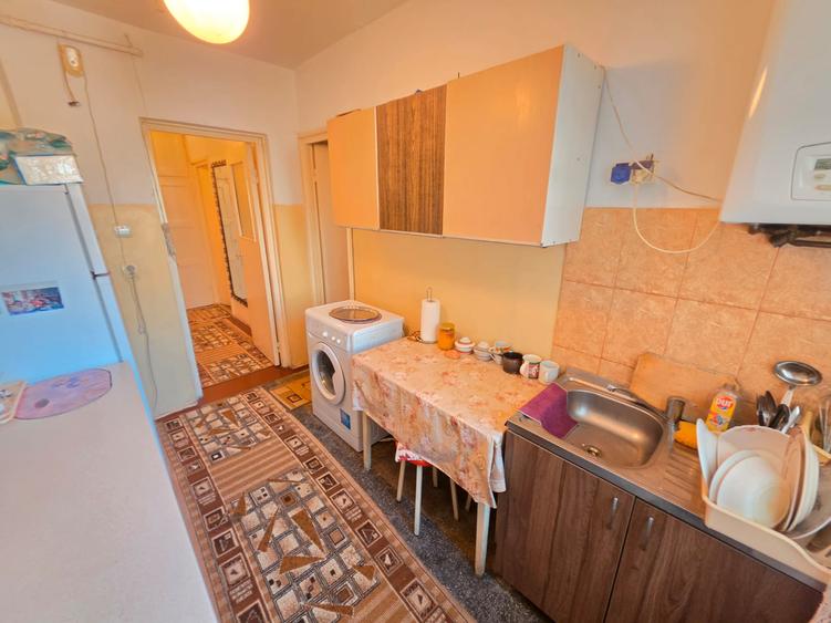 Apartament 2 camere liber la vanzare zona Astra str.Neptun etaj 1 balcon mare
