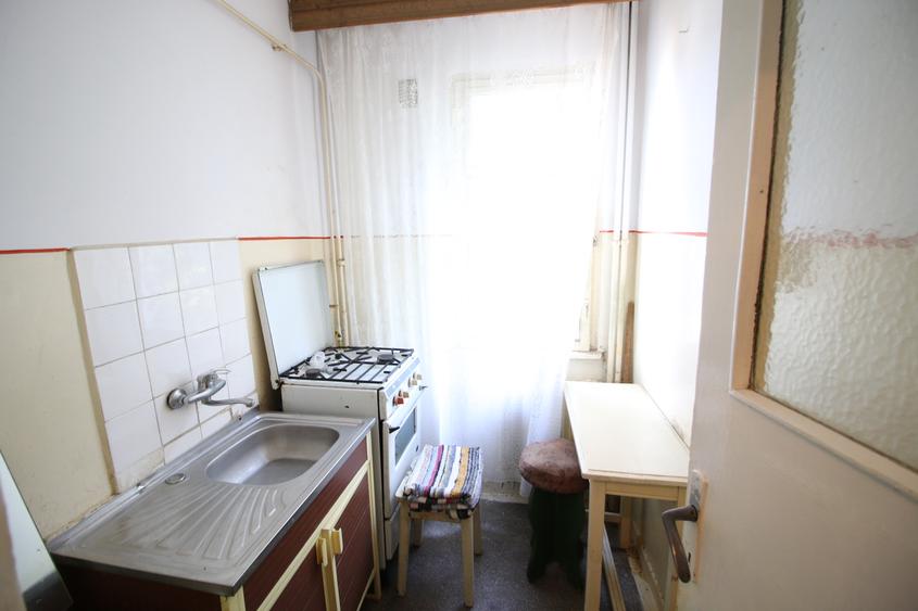 Ap. 2 camere Micro 19, la capatul troleului, etaj 1, cu balcon