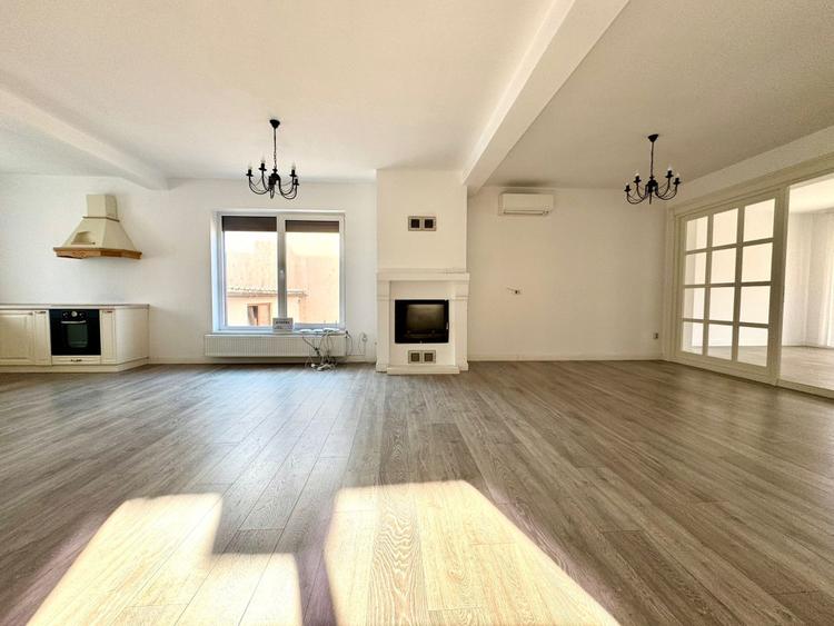 Apartament la casa, 4 camere, 120 mp, terasa 20 mp, garaj 60 mp, curte 80 mp