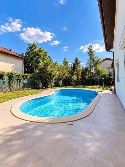 Vilă Premium cu Piscină Privată, Curte Generoasă și 5 Locuri