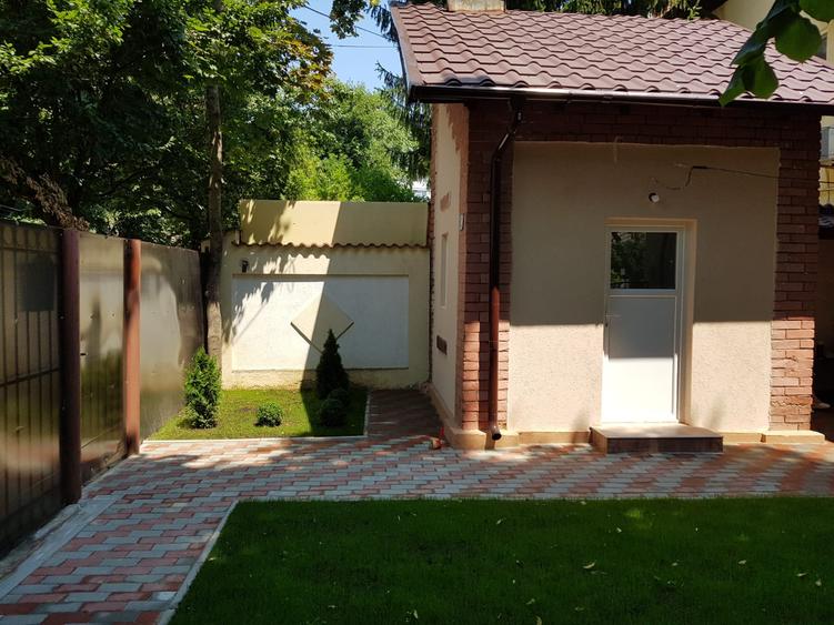 Casă individuală 3 cam/ Curte/ Domenii/ Renovat/ Nemobilat/ 3 Parcări