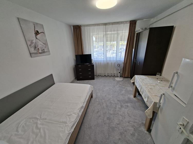 Garsoniera, etaj 3/4 ,zona Podu Ros