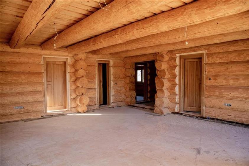 Casa din lemn rotund (Izvoru Muresului, str. Garii)