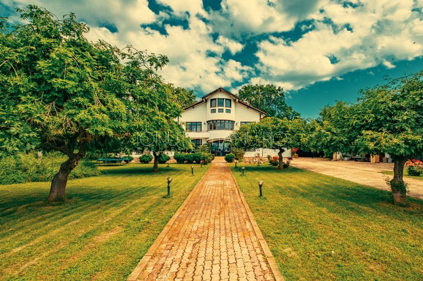 Casa superba cu vedere la lac in Izvorani – piscina, natura,si potential imens!