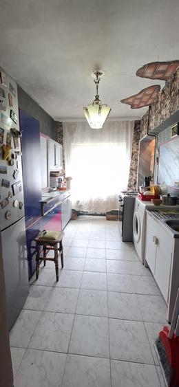 Vasile Alecsandri(blocul Profi) - 3 camere/ etaj 3/ balcon/ 2 bai/ 63 mp
