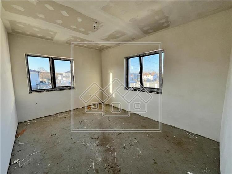 Casa tip duplex, teren 420 mp, predare la alb, Selimbar
