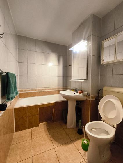 Apartament cu 3 camere, etaj intermediar