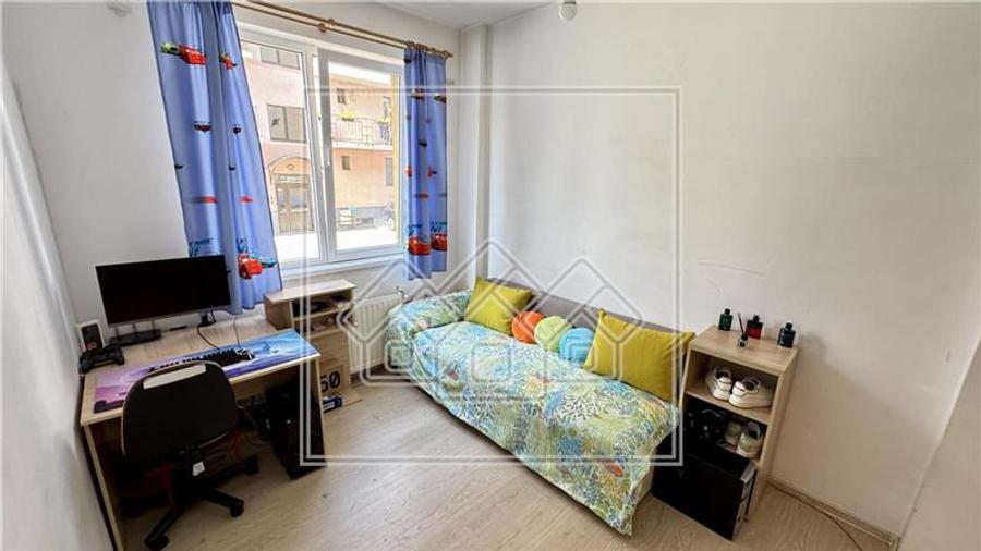 Apartament de vanzare cu 3 camere, balcon + parcare, mobilat si utilat