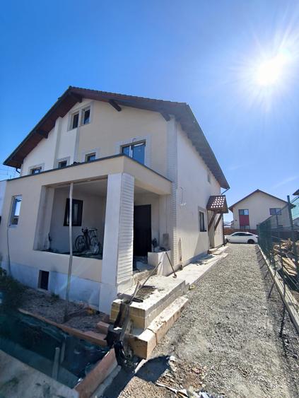 Casă tip duplex, cu 4 camere pe un teren de 300 mp teren
