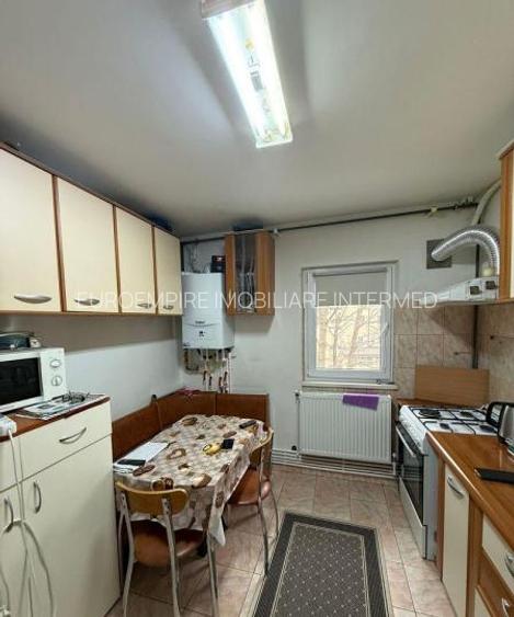Apartament 4 camere decomandate zona Poarta 6 - 2