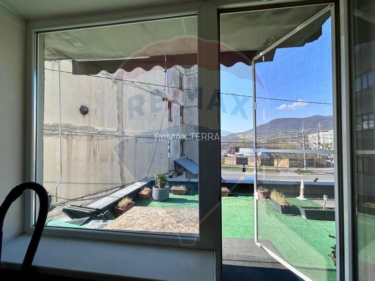 Apartament spatios cu terasa de inchiriat - 13