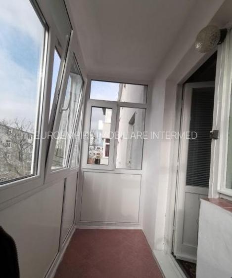 Apartament de vânzare cu 3 camere, zona KM 4-5 - 5