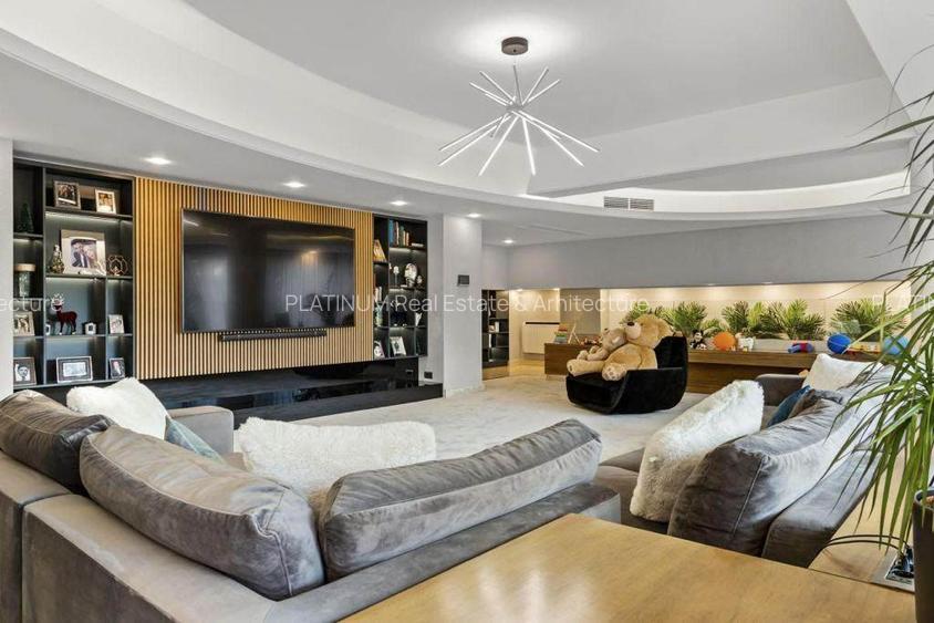 Luxury Lakeside Living: Turnkey villa with Outdoor Pool and Stunning View  - 4
