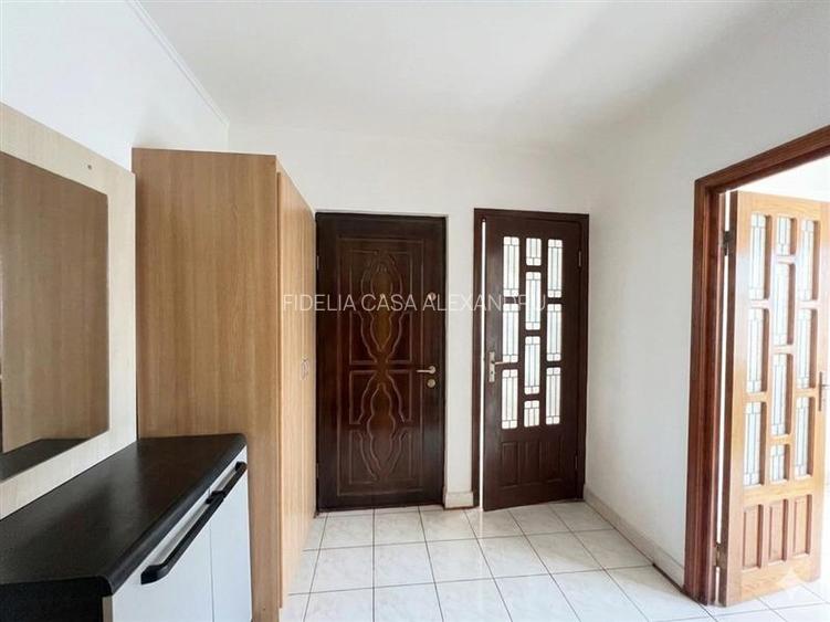Apartament cu 3 camere decomandat, situat în cartierul Nicolina 2 - 3