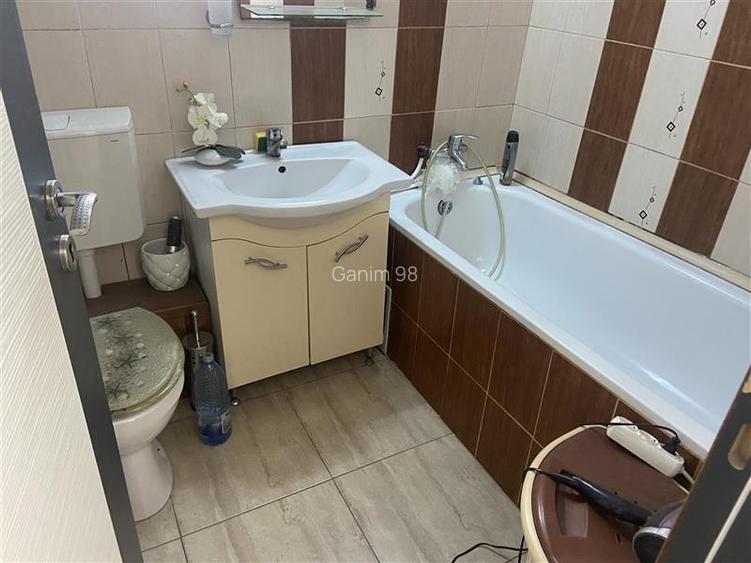 Apartament 4 camere , zona Piata Moldovei -Scoala nr 2 , decomandat 80 mp , imbu - 9