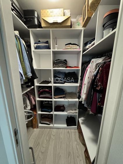 Etaj 1. Decomandat. Mobilat si utilat. 2 Dressinguri. - 6