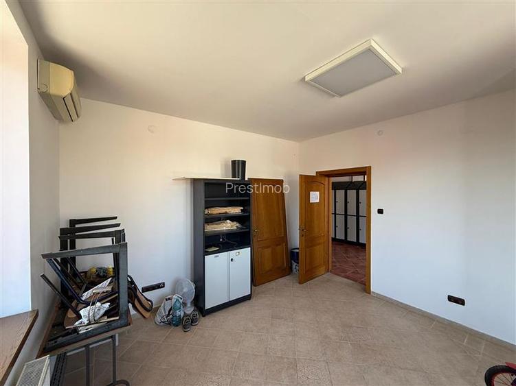 De inchiriat spatiu birouri, 10 birouri , 4 bai, garaj, 4 bai si teren 10 arii,S - 19