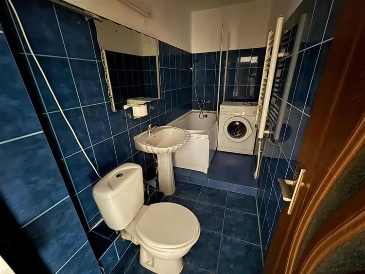 2 cam, hol patrat , logie si balcon, etaj 3 cu acoperis, Piata Moldovei
