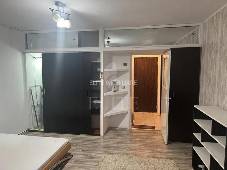 Garsoniera în zona 1 DECEMBRIE - 3