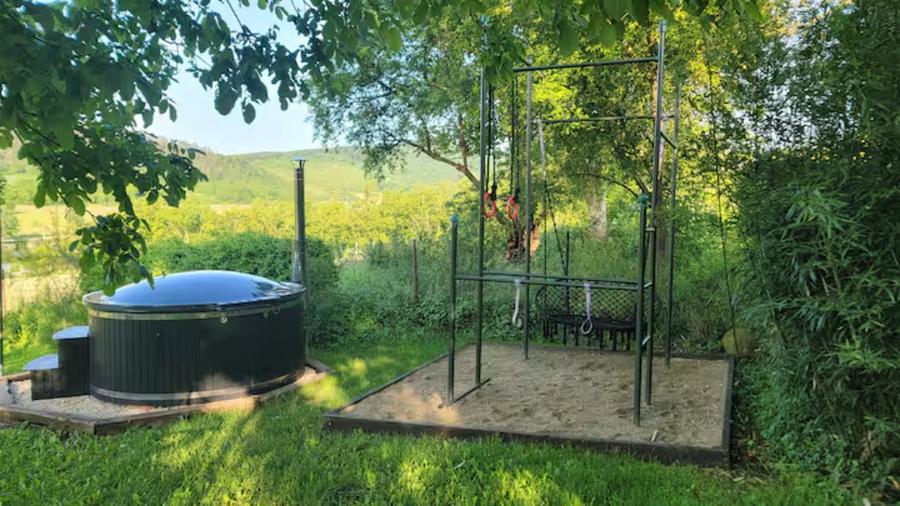 De vanzare 0,75ha cu doua case, gradina, livada etc Ideal camping, tabere, ferma