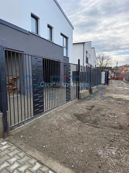 Case cu arhitectura nordica, garaj, panouri fotovoltaice, central Dezmir - 8