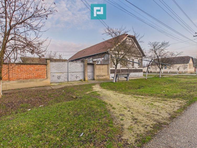 Proprietate cu 3 case din văiugă și teren în Nadab