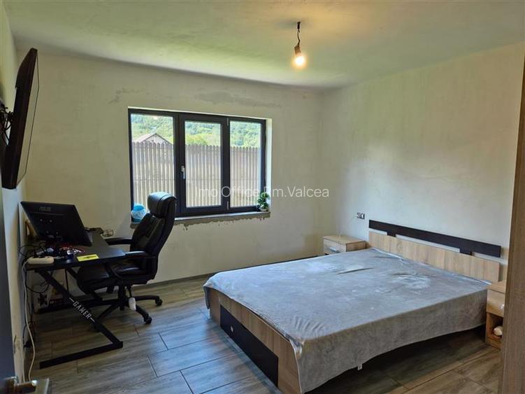 CASA PE PARTER IN BUJORENI - LINISTE, CURTE SI VEDERE SPRE VF. COZIA - 11