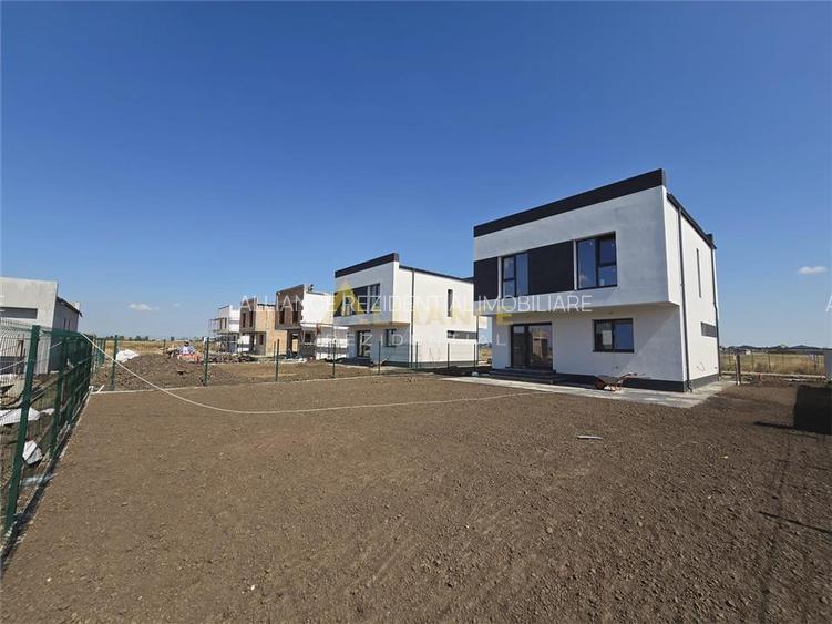 Rate la dezvoltator- 4 camere - 3 bai - apa curenta - 7