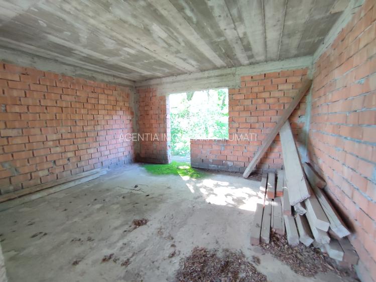 Casă la roșu, cu acoperiș finalizat, lângă pădure - 7