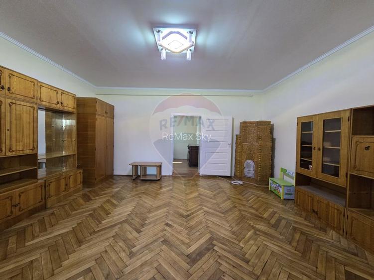 Casă cu 5 camere de vânzare în zona Central comision 0 - 7