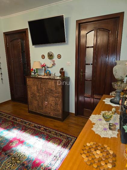 Ap. 3 camere, in Roman, decomandate, etaj 1, bloc de cărămidă, aproape de centru - 2