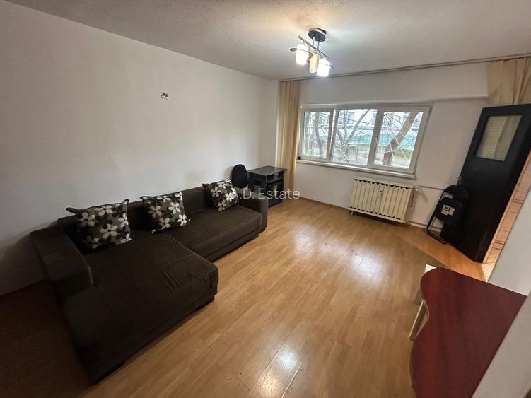 Titan Costin Georgian Garsoniera 37 Mp Bloc 1987 Reabilitat 3 Min Metrou - 2